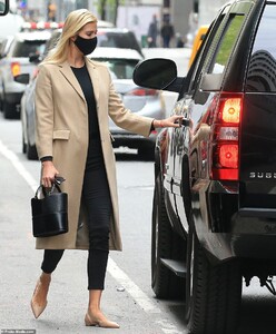 42294176-9518185-Out_and_about_Ivanka_Trump_was_pictured_in_New_York_City_on_Tues-a-14_1619568533380.jpg