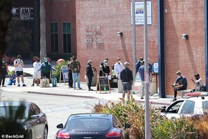 42533888-9539389-Waiting_game_Meanwhile_a_long_line_of_50_or_so_regular_people_li-m-166_1620085621099.thumb.jpg.b980e7fa1464c0f548a26b72ef362d41.jpg