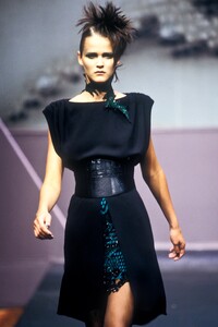 431858974_Valentino1997HauteCouture32.thumb.jpg.0b7208b6bb7a96e10bd245504a2333cc.jpg