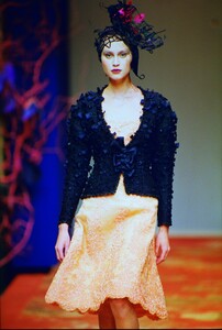 435101459_christian-lacroix-hc-ss-1999(2).thumb.jpg.472131dc7d2e80ad122eafda7e333955.jpg