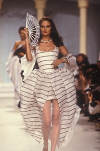 449665891_KarlLagerfeld1988WomenRTW134.thumb.jpg.bc474ab3a3ac3d06d37dbfa0f54f1d71.jpg