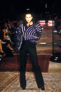 512645420_Givenchy1997HauteCouture110.thumb.jpg.30938c6fe58f5e7e7d155049367e22b4.jpg