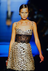 54353846_ValentinoCoutureFall2000(16).thumb.jpg.5ba1e5b4803b34bc94e2c24efd86ef05.jpg