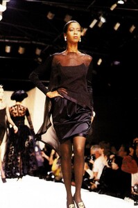 582632051_FallWinter1988KarlLagerfeld(1).thumb.jpg.b02039349f6c333581dc0831413fae60.jpg