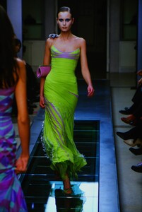 62242714_atelier-versace-fw-2000(18).thumb.jpg.e9393aa405968a2d89aa3a53a09c4206.jpg