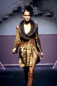 642014787_Valentino1997HauteCouture62.thumb.jpg.7ed8b72e4abd141e0832f6e131498160.jpg