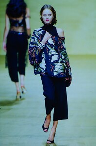 643017442_blumarine-ss-2000(3).thumb.jpg.8daa9a57586343b28e74fc4f0c78ba32.jpg