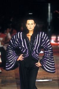 665335803_Givenchy1997HauteCouture111.thumb.jpg.c3e2808071e5cd7b5843338752ee265a.jpg