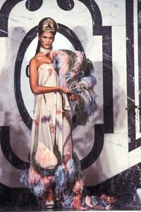 688798245_JeanPaulGaultier1999HauteCouture8.thumb.jpg.38e9515a2c8ff4acac46e4f1e385f8d2.jpg