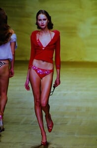 700185951_blumarine-ss-2000(5).thumb.jpg.4e92d470a4a6ae852d97f7e9c763731a.jpg