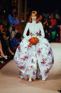 759441892_emanuel-ungaro-hc-fw-1996(14)-Copy.thumb.jpg.4f70b4f2c36bd58f4da259fc2f0b48d1.jpg