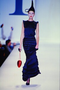 776917837_MOSCHINO-FW-2000(1).thumb.jpg.d1abad2343c8e4e086bcb609e7f6aec8.jpg