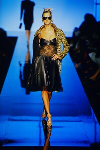 812000411_ValentinoCoutureFall2000(11).thumb.jpg.a73c631aed4eba6079df67dcc49407d3.jpg