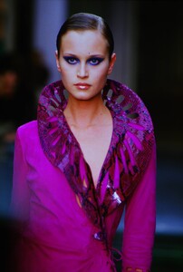 835892550_atelier-versace-fw-2000(2).thumb.jpg.574d637041e6740f800243535a147d29.jpg