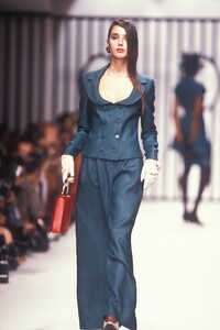 847471627_KarlLagerfeld1989WomenRTW66.thumb.jpg.8842826626f8a3ab6bcbe2853196e739.jpg