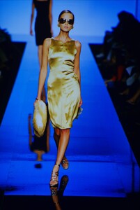 857362045_ValentinoCoutureFall2000(21).thumb.jpg.21aa030dfc2f8238646fcfd5cb61c60f.jpg