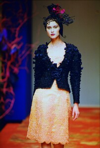 873897197_christian-lacroix-hc-ss-1999(4).thumb.jpg.3045914b6359249e59ce2292ec38549e.jpg