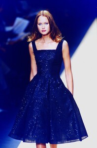 914820142_oscar-de-la-renta-fw-1999(8).thumb.jpg.62c101d09011a3cb7698ae8b1e070c68.jpg