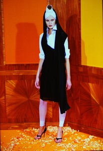 930984355_jean-paul-gaultier-hc-ss-2000(4).thumb.jpg.04456525e6cdf61c505e0a4eb92e7287.jpg