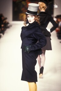 969923202_VivienneWestwood1995WomenRTW146.thumb.jpg.9a44cd632eef7f725eb94042366bfaad.jpg