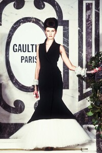 986166496_JeanPaulGaultier1999HauteCouture59.thumb.jpg.8bf9e56cc71c4465aa7063f6d686aacc.jpg