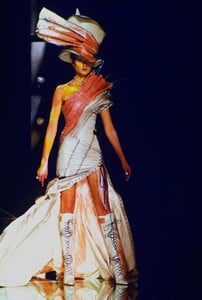 994695271_christian-dior-hc-ss-2000(5).thumb.jpg.8a88b0373150898e2c2f5b92cd0ed836.jpg