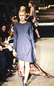 ALEXANDER-MCQUEEN-FALL-1996-RTW-27.thumb.jpg.e6b9c2829d9891d3164e121201f0f5e0.jpg