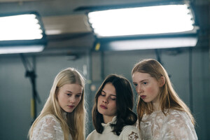 Adam-Katz-Sinding-Backstage-Cecilie-Bahnsen-Copenhagen-Fashion-Week-Fall-Winter-2019_AKS6586-1500x1000.jpg