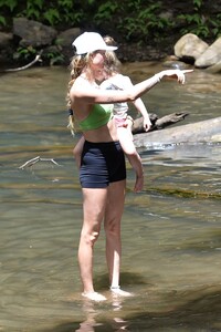 Adam-Levine-Behati-Prinsloo-10.jpg