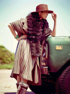 Autela_Vogue_Italia_October_2011_05.thumb.jpg.43e31da1c61043b6a3a787b9a372dc6e.jpg