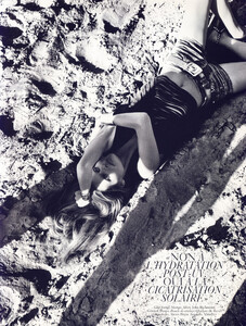 Buchet_Vogue_Paris_May_2009_04.thumb.jpg.d0e5160736d51ef9974990ea1c310cd3.jpg