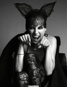 Demarchelier_Vogue_Paris_October_2009_02.thumb.png.8a9905154cd76a8dd1ceb1c6707b64d7.png