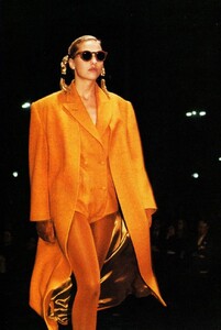 FallWinter1988Gaultier.thumb.jpg.94f65832e44412c1acd89a8a29646304.jpg