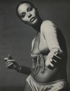 LTY_Avedon_US_Vogue_January_1st_1969_04.thumb.jpg.9c97c2efc14ff37f8de403d65ca91d82.jpg