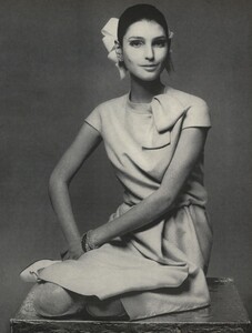 Mainbocher_Penati_US_Vogue_April_15th_1967_02.thumb.jpg.e187fac45e620df5d913fa3b011768b3.jpg