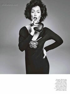Meisel_Vogue_Italia_August_2011_06.thumb.jpg.cd0bb954cd6adbf8d5daa395fae6840b.jpg