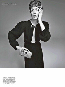 Meisel_Vogue_Italia_August_2011_07.thumb.jpg.996e8e3bbe11cbba75d4dce8a6666195.jpg