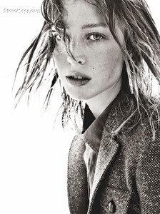 Meisel_Vogue_Italia_August_2011_08.thumb.jpg.824b180661103a1637a508cbb299696b.jpg