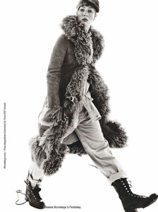Meisel_Vogue_Italia_August_2011_09.thumb.jpg.e11a47eb7ed3ba7eddaddefa81711368.jpg