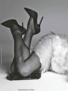 Meisel_Vogue_Italia_August_2011_11.thumb.jpg.77d3135c8b9e34cc83b4a00ce17e4733.jpg