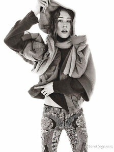 Meisel_Vogue_Italia_August_2011_13.thumb.jpg.999089c48afd1eb8d28235d323261191.jpg