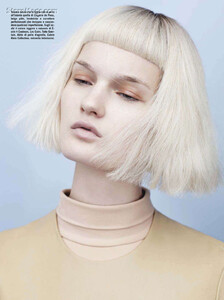 Olins_Vogue_Italia_August_2011_04.thumb.jpg.44e1548bddde2660cce94330f53f8c9a.jpg