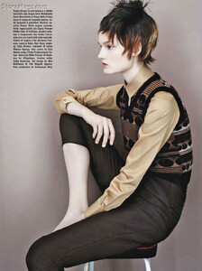 Olins_Vogue_Italia_August_2011_07.thumb.jpg.966f907f5a2ef65c9146b84aa796ebf5.jpg