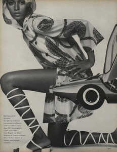 Penati_US_Vogue_January_1st_1969_03.thumb.jpg.2f8e799abad55de3f76e3750c5e0d340.jpg