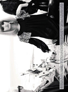 Poynter_Vogue_Italia_August_2011_02.thumb.jpg.c7edbbc8eefff846996a7a3fd5e3c7e4.jpg