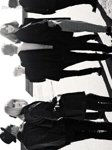 Poynter_Vogue_Italia_August_2011_03.thumb.jpg.42d3ff636985a757bdbbafb43948b4ac.jpg