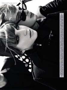 Poynter_Vogue_Italia_August_2011_11.thumb.jpg.7a16947770e3c55a86eaad76f7dfbcb1.jpg