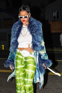 Rihanna---With-new-short-hair-style-at-Giorgio-Baldi-in-Santa-Monica-03.jpg
