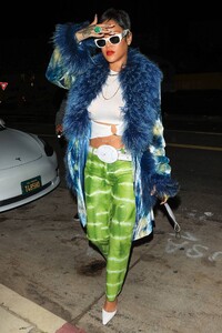 Rihanna---With-new-short-hair-style-at-Giorgio-Baldi-in-Santa-Monica-07.jpg