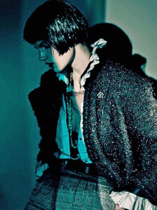 Roversi_Vogue_Italia_October_2011_03.thumb.jpg.ccf02ab05979a717d6dcbbfed5a7fec4.jpg
